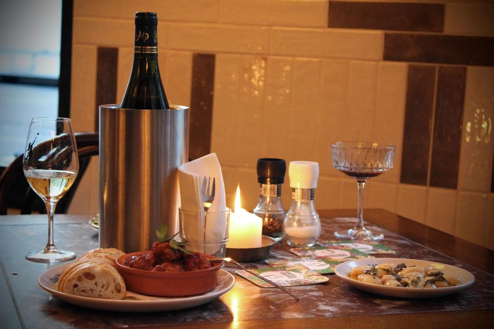 De Dakduif spread with wine, cheese, and pasta